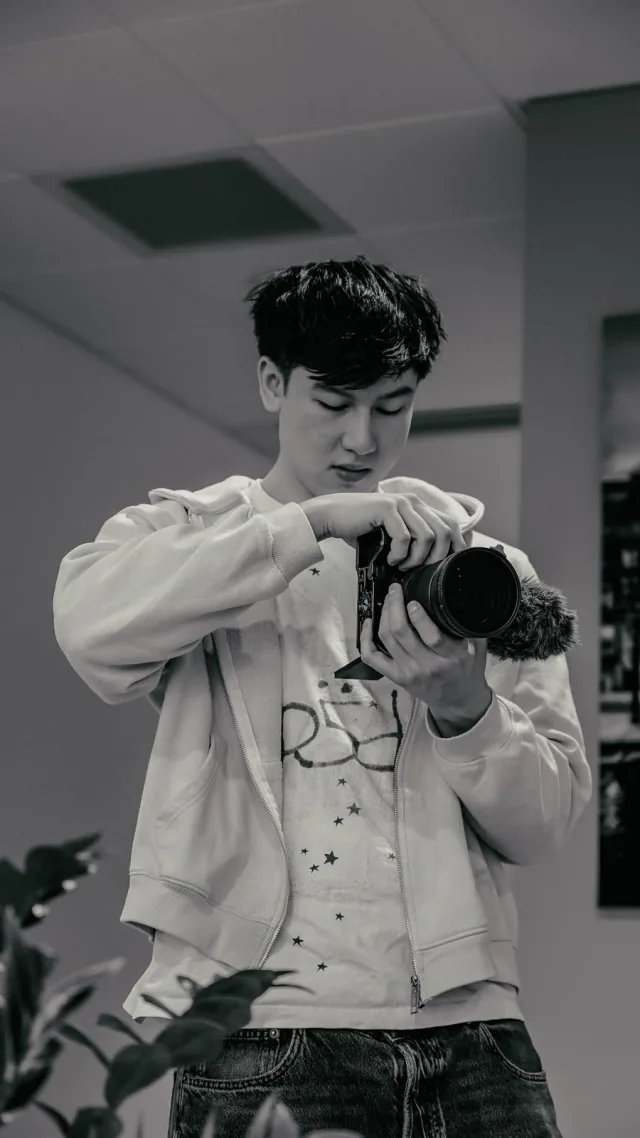 Josia Ochtman, oprichter van Motion Made, met een camera in zijn handen