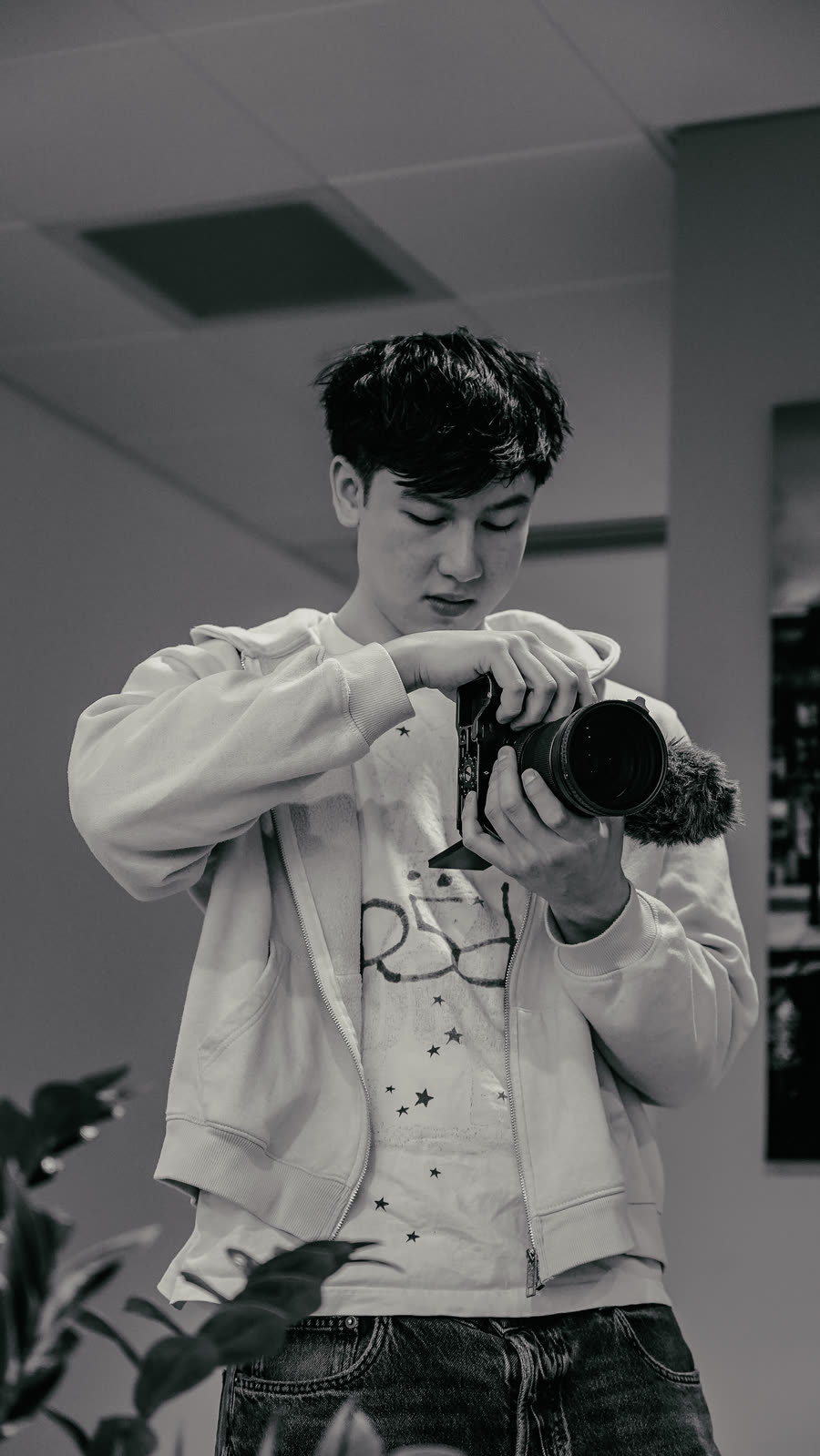 Josia Ochtman, oprichter van Motion Made, met een camera in zijn handen