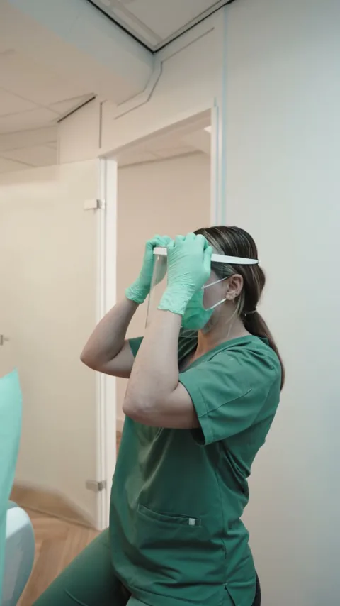 Sfeerfilm voor Mondzorgkliniek Berkel: behandelaar zet een gezichtsscherm op