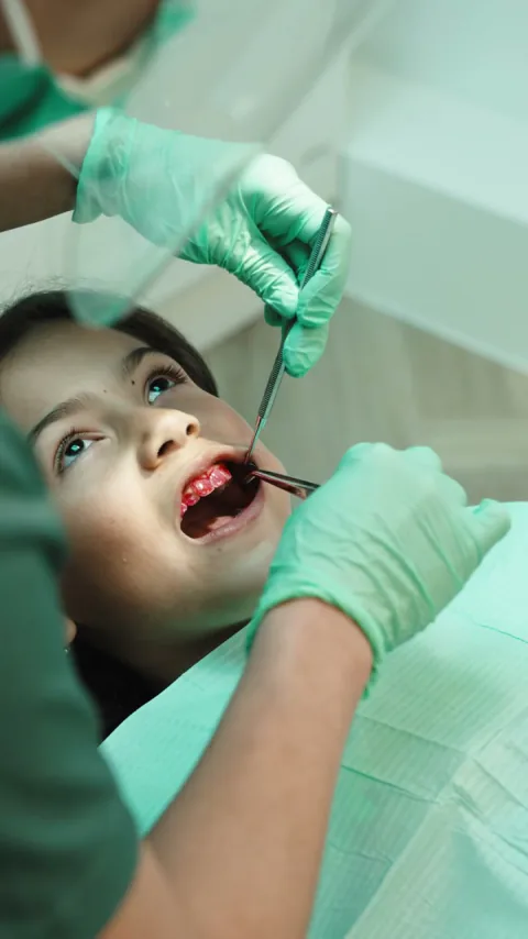 Sfeerfilm voor Mondzorgkliniek Berkel: kind tijdens een behandeling in de stoel