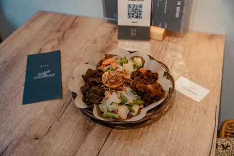 Een complete maaltijd van Toko Manisan op tafel